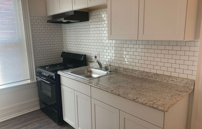 2 beds, 1 bath, $995, Unit Apt 2