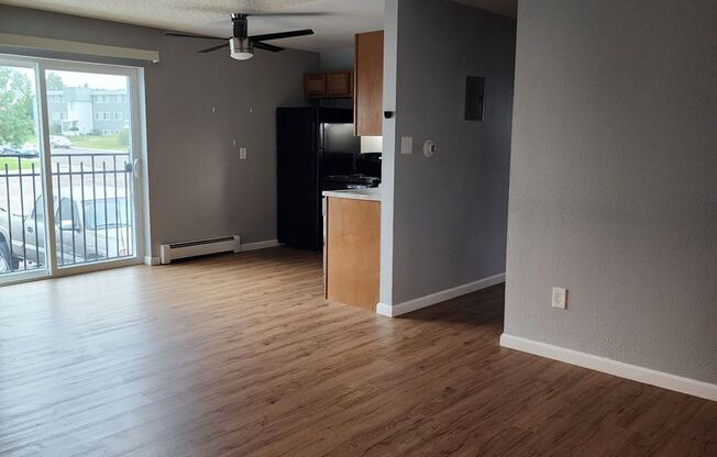 2 beds, 1 bath, $895, Unit Myers3306 Unit 305