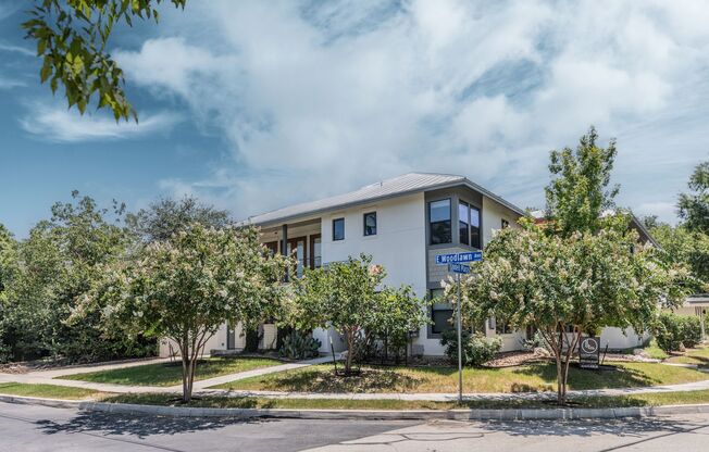 112 LINDELL PL