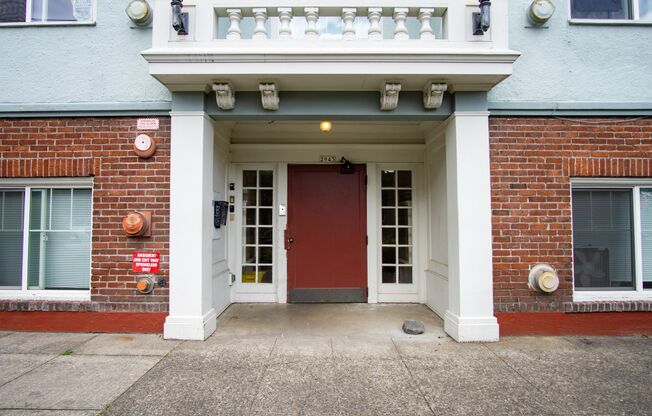Sweet & Spacious SE Studio Close to Everything!