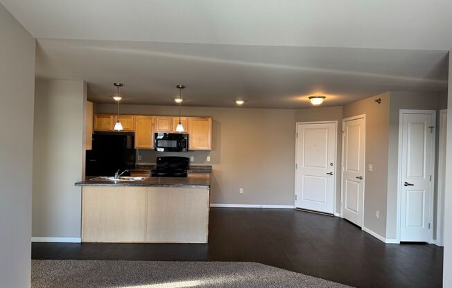 2 beds, 2 baths, 1,011 sqft, $1,255, Unit 2400-101
