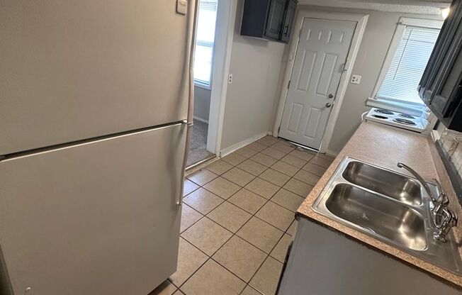 $895 - 3 bedroom/ 1 bathroom -Single family home