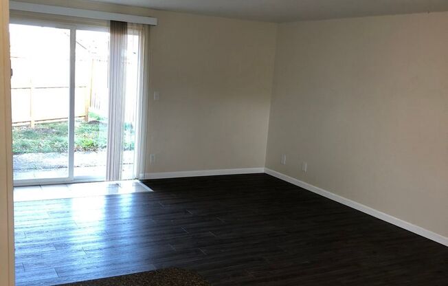 2 beds, 1 bath, 870 sqft, $1,500, Unit 53-01
