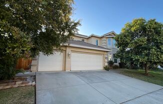 Spacious 3bed 2.5 bath + Loft available in Sacramento