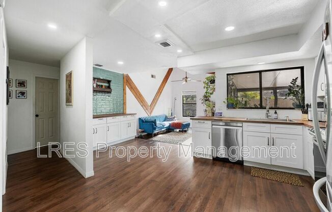 1205 ANGELINE AVE