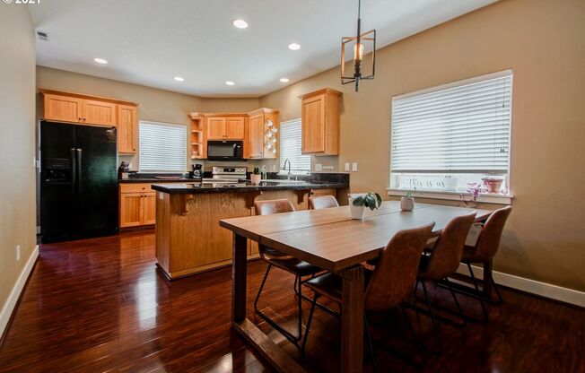 PET FRIENDLY! Spacious 4 Bed, 2.5 Bath Single Family Home in Newberg