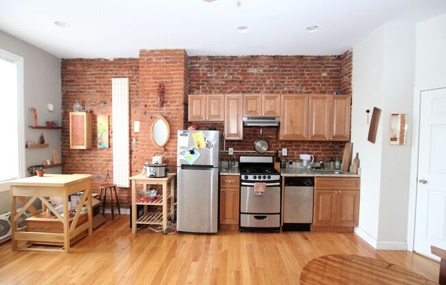 Fully renovated studio in Northern Liberties, blocks away from public transportation, stores, restaurants and bars.