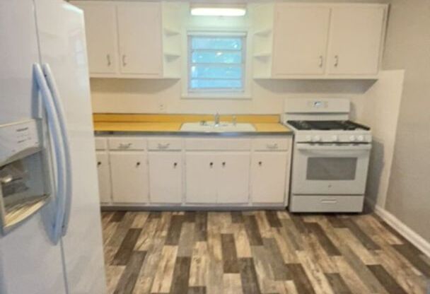 Large 2 Bedroom home with a Garage