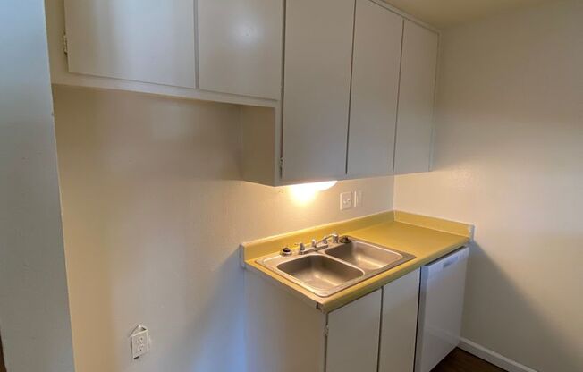 2 beds, 1 bath, 710 sqft, $1,125, Unit 30