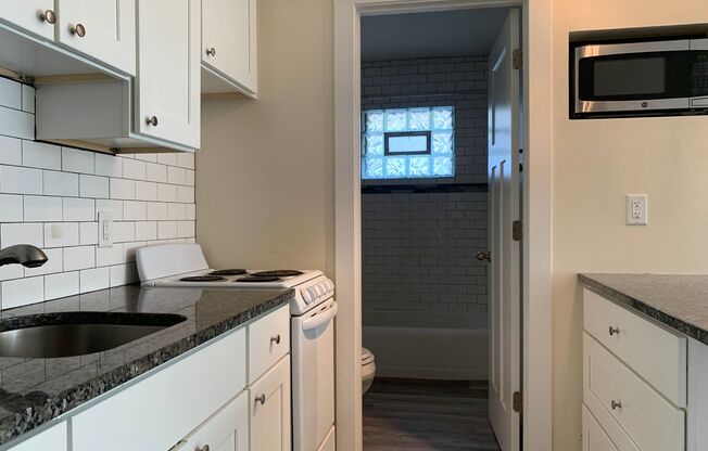 Studio, 1 bath, $725, Unit 14
