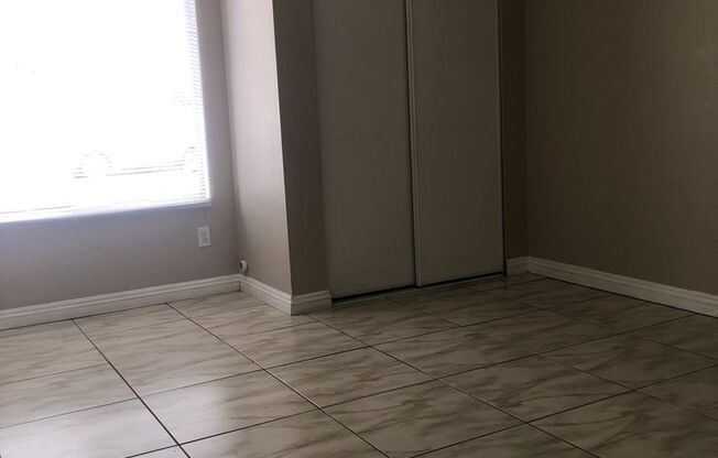 GORGEOUS SINGLE STORY HOME IN NORTH TOWN READY FOR YOU TO RENT !!