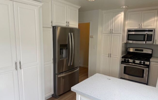 Adorable Upgraded Condo Near Downtown