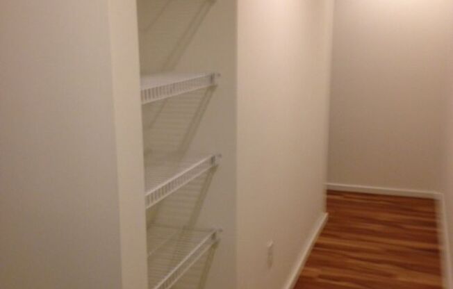 1 bed, 1 bath, 608 sqft, $1,160, Unit 909