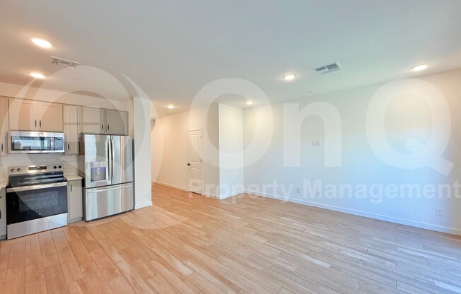 2746 W RED FOX RD