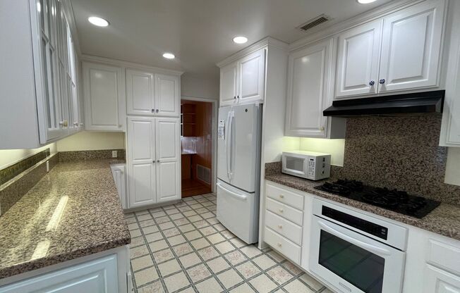 Gorgeous, Huge ~ 3 Bedroom / 2 Bathroom in the heart of Point Loma!!