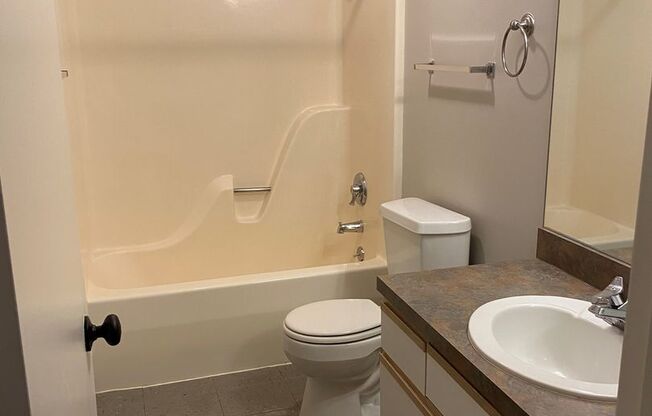 Studio, 1 bath, 700 sqft, $950, Unit 205