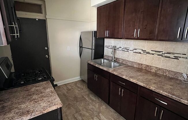 2 beds, 1 bath, $1,300, Unit 8058-1