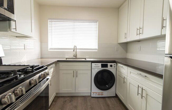 2 beds, 1 bath, 720 sqft, $2,600, Unit M_L