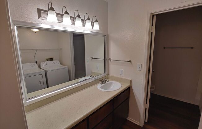 2 beds, 1 bath, 900 sqft, $1,585, Unit 1870-101