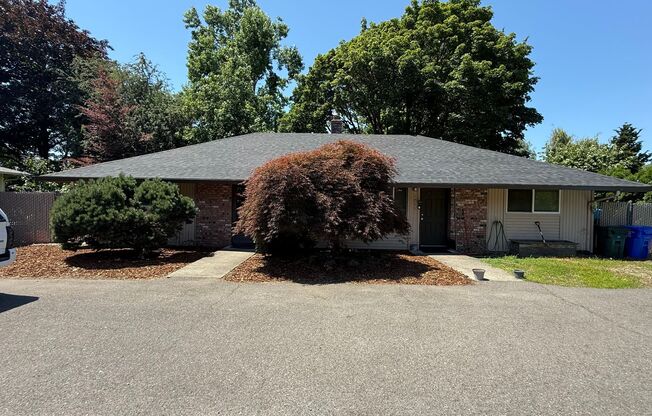 Great Duplex 2bd 2bath Big yard, Parking, Fireplace, Pets OK