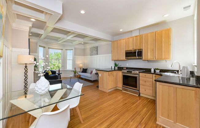 Russian Hill: Remodeled Top Floor Condo w/ Laundry in-unit & Garage Parking Included