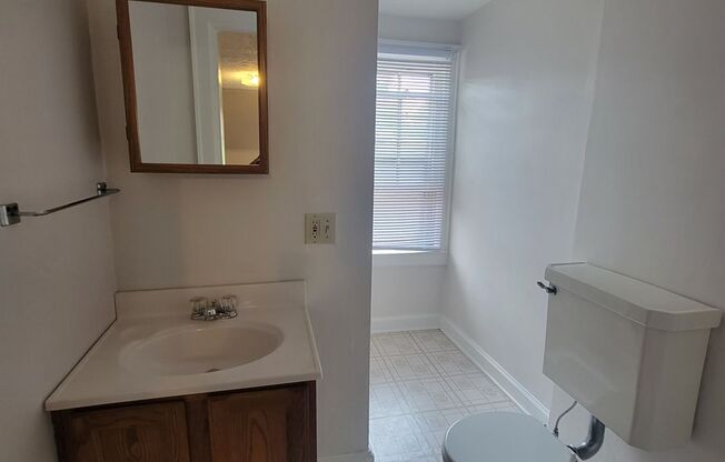 1 bed, 1.5 baths, $1,000, Unit C