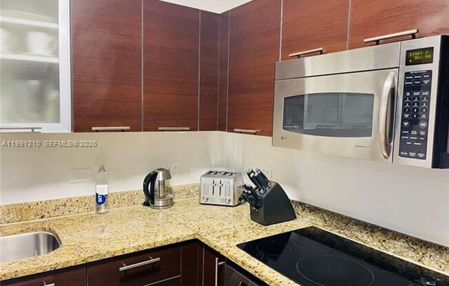 1 bed, 1 bath, 981 sqft, $3,350, Unit 41 SE 5th St # 2305