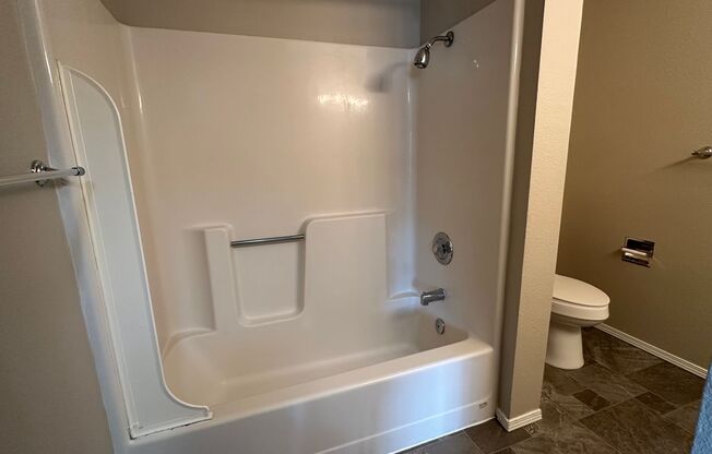 3 beds, 1 bath, 1,040 sqft, $1,525, Unit 66