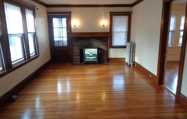 4 LESLIE RD