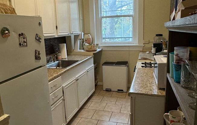 2 beds, 1 bath, $1,595, Unit Apt. 05