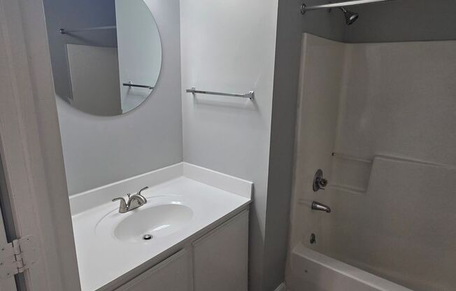 1 bed, 1 bath, 700 sqft, $995, Unit 1018 E Barton St Apt 1018-B