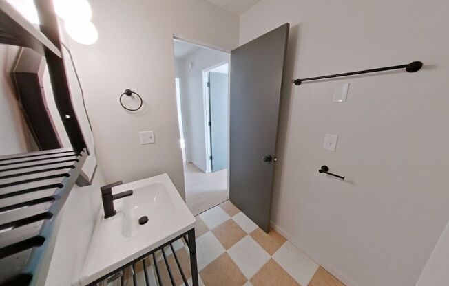 2 beds, 1 bath, 647 sqft, $1,600, Unit 34B