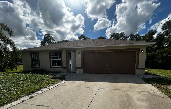 Charming 3-Bedroom Home with Screened Lanai in Lehigh Acres