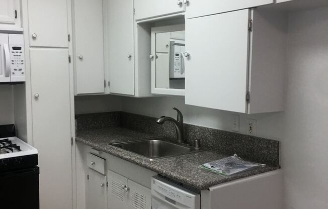 820-830 1/2 S. Serrano Ave
