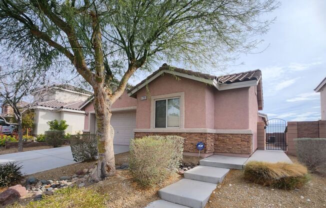 Single story home with courtyard and casita