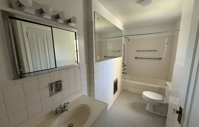 1 bed, 1 bath, 572 sqft, $1,510, Unit Old King Edward 21