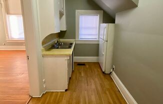 Studio, 1 bath, $650, Unit 4