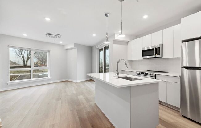 2 beds, 2 baths, 927 sqft, $1,935, Unit B220