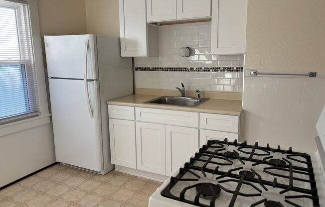 1 bed, 1 bath, 550 sqft, $950, Unit 139 Carmel Rd.