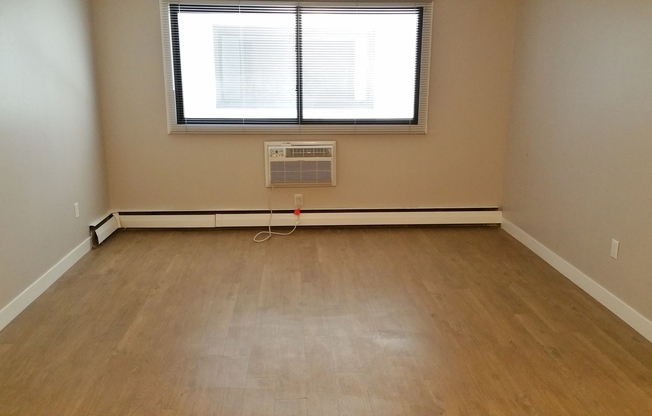 1 bed, 1 bath, $950, Unit 115