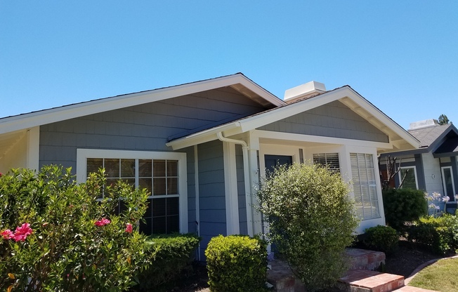 Beautiful Irvine - 3bd/3ba 1,800 Sq.ft with lofted 2nd Floor Master Suite