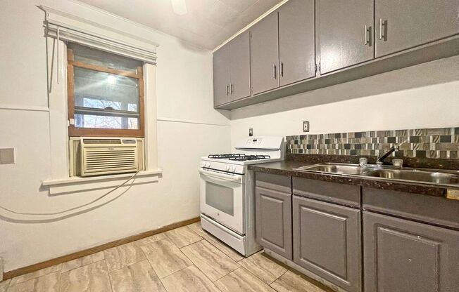 2 beds, 1 bath, $1,050, Unit Unit 1 - (Main Level)