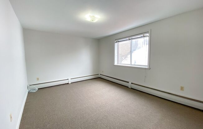 1 bed, 1 bath, $1,300, Unit D-34