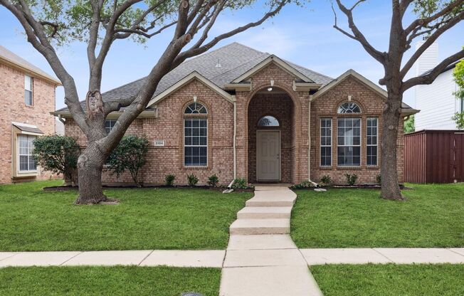 Gracefully Designed 4-Bedroom Home in Plano – Knolls at Russell Creek