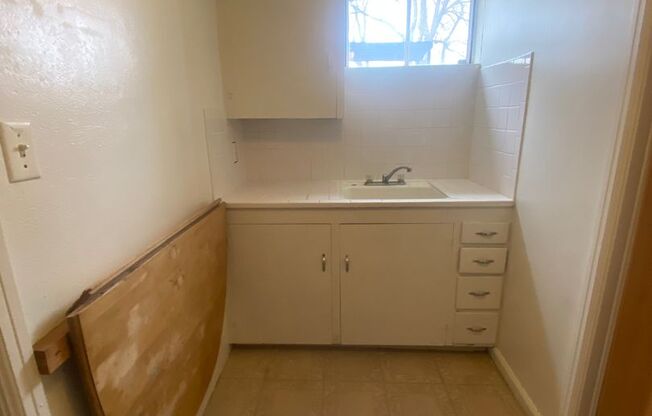 Cozy Studio Basement Unit off Pershing and Central $885