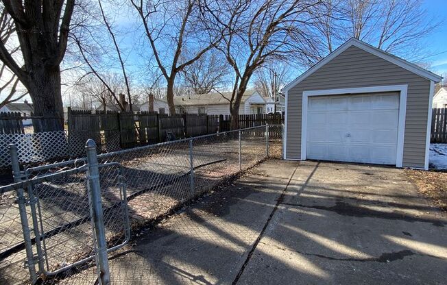 Cozy 1 Bedroom for Rent - Fenced in Yard and 1 Stall Garage