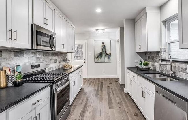 Spacious 5-Bed, 4-Bath Single Family Home with En Suite in Dallas ($500 Off First Month's Rent)