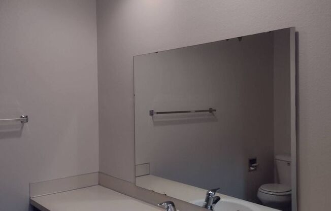 2 beds, 1 bath, 907 sqft, $1,100, Unit B103