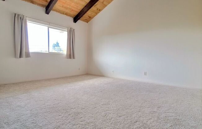 Spacious Second Floor 1bd Condo in Great Parkview West Community