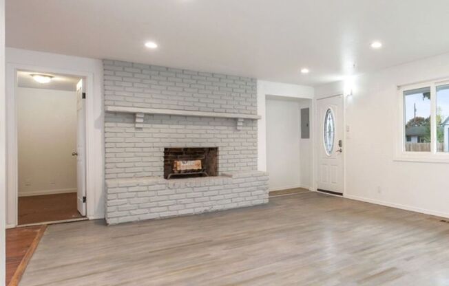 4 bedroom + 2 bonus rooms, 2 entrances and 2 kitchens!